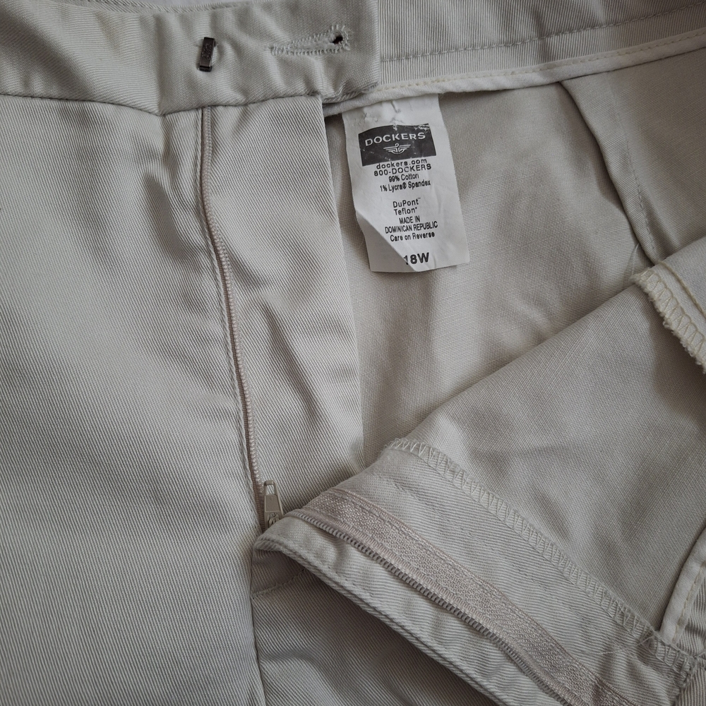 Dockers Women's Cargo Shorts - Cream